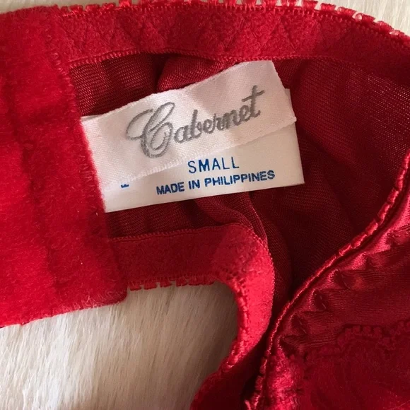 GLAMOROUS Vintage Cabernet small red garter belt. Never worn. Lacy & sexy! - Picture 3 of 4